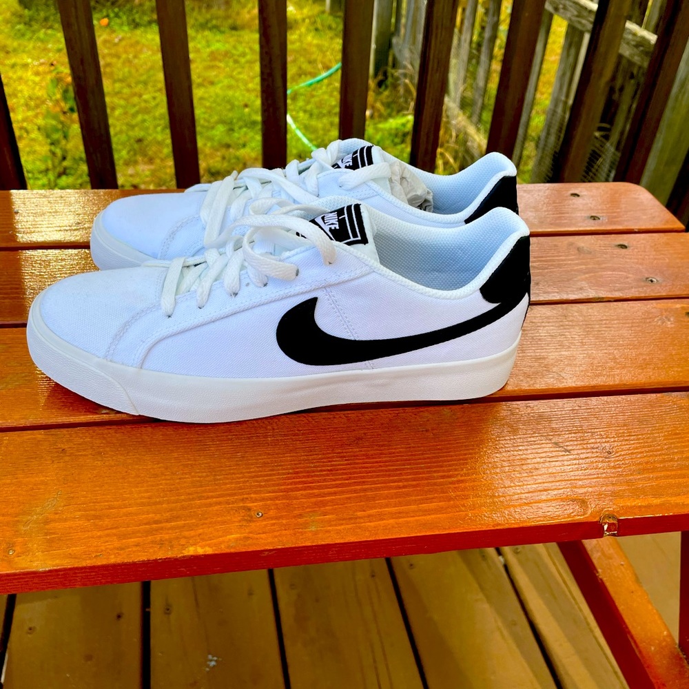 Nike court royale